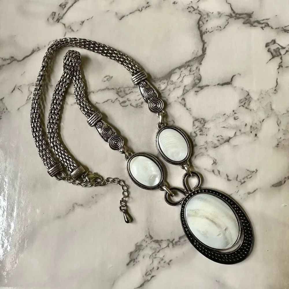 White silver tone pendant necklace